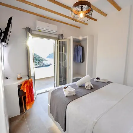 Droufakos' - Beachfront Lux 2bd Apt. W. Views Lejlighed