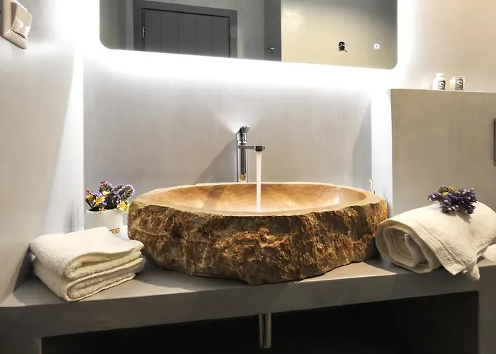 Droufakos' - Beachfront Lux 2bd Apt. W. Views