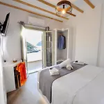 Droufakos' - Beachfront Lux 2bd Apt. W. Views דירה