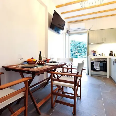 Droufakos' - Beachfront Lux 2bd Apt. W. Views דירה *