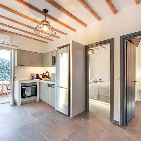 Droufakos' - Beachfront Lux 2bd Apt. W. Views *