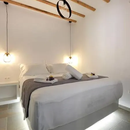 Droufakos' - Beachfront Lux 2bd Apt. W. Views