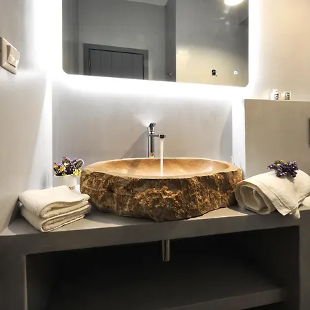 Droufakos' - Beachfront Lux 2bd Apt. W. Views